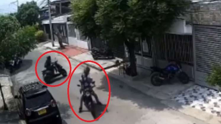 En un video de seguridad quedó registrado cuando dos delincuentes intimidaron con un arma a una motociclista para robarla.