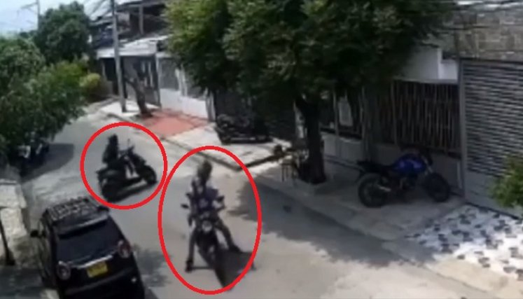 En un video de seguridad quedó registrado cuando dos delincuentes intimidaron con un arma a una motociclista para robarla.
