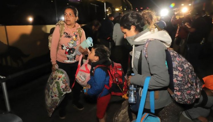 Un avión con 115 migrantes venezolanos partió ayer desde el norte de Chile. 