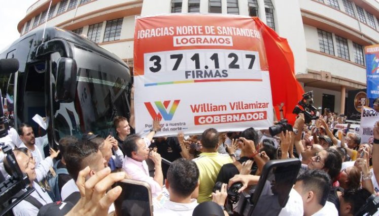 William Villamizar entregó ayer las firmas que recogió para avalar su tercera aspiración a la Gobernación de Norte de Santander. / Foto cortesía para La Opinión