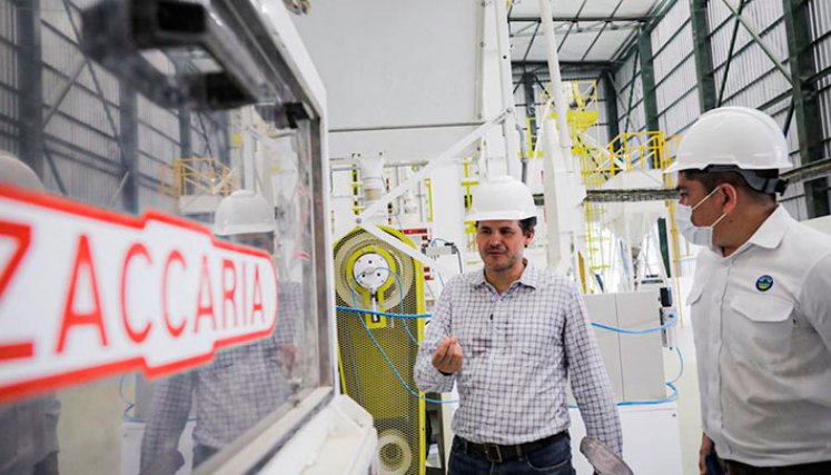Diego Bautista, presidente de la ADR, recorrió la planta. Foto Cortesía