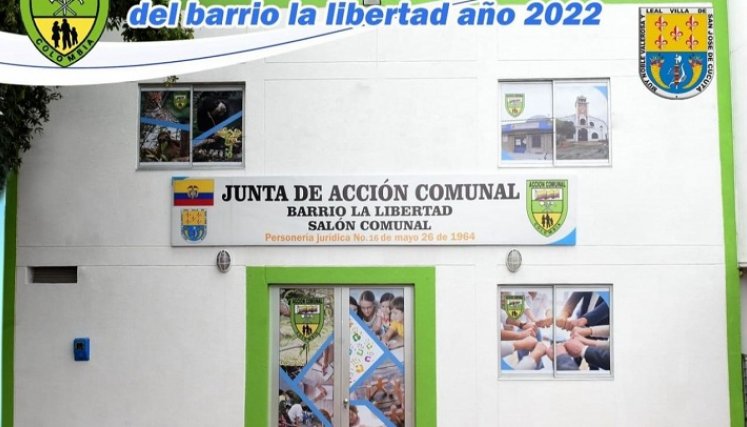  Las autoridades analizan algunos videos para establecer la identidad de la persona que arrojó los panfletos en el salón comunal