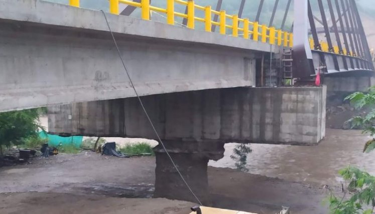 Pila del nuevo puente de El  Zulia genera preocupación