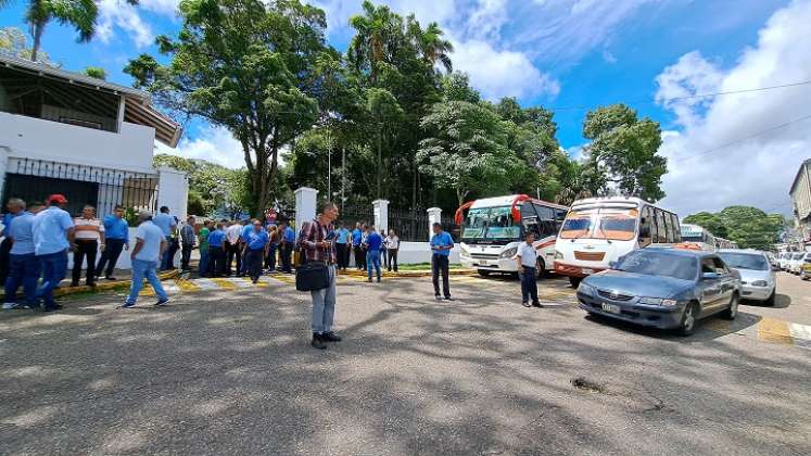 Trasportistas llegaron a la residencia oficial del gobernador del Táchira. 