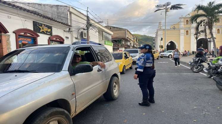 Para ejercer control sale el grupo de alférez a las calles de la ciudad.