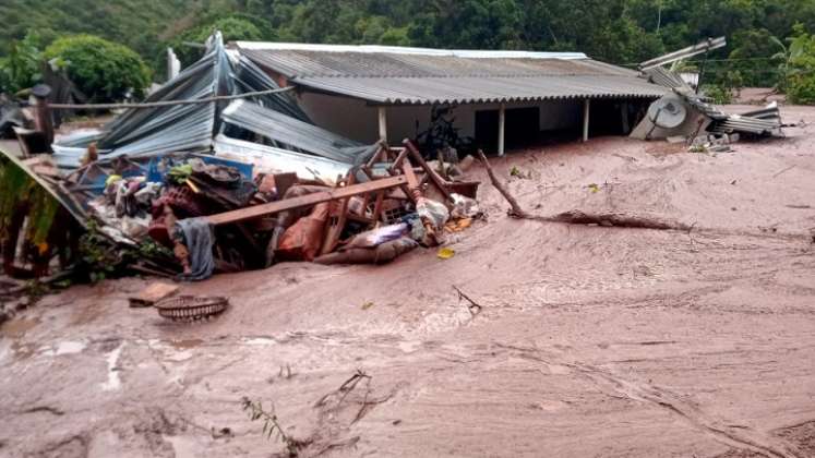 Maquinaria de Invías trabaja día y noche para evacuar todo el lodo. /Foto: Cortesía