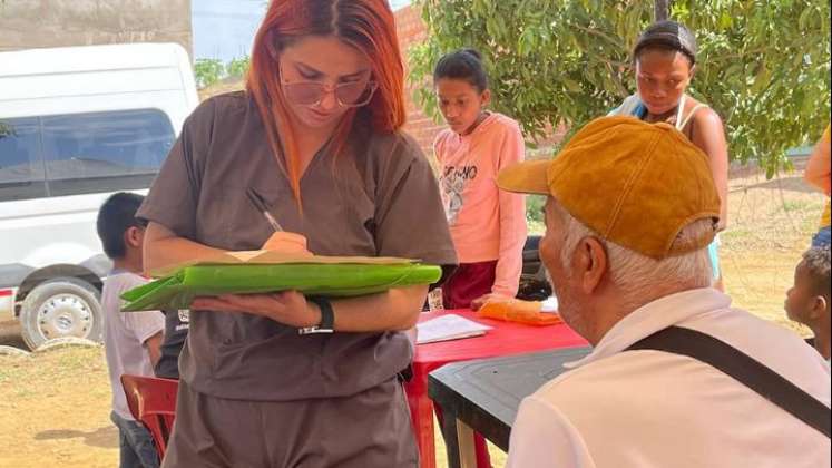 A los adultos mayores los ayudan con la tramitología para acceder al programa Colombia Mayor. / Fotos: Cortesía / La Opinión 