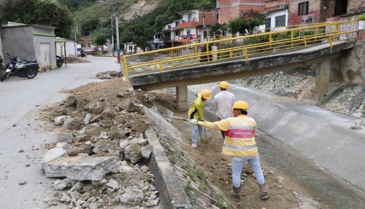 Obreros adelanta la reparación de una pared del canal de aguas lluvias en el sector de Bruselas./ Foto: Cortesía