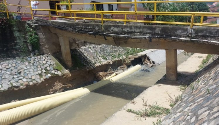 Obreros adelanta la reparación de una pared del canal de aguas lluvias en el sector de Bruselas./ Foto: Cortesía