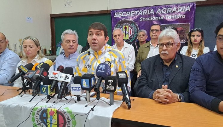 Durante su visita al Táchira, Carlos Properí rechazo ola de importaciones sin control. Foto Anggy Polanco / La Opinión