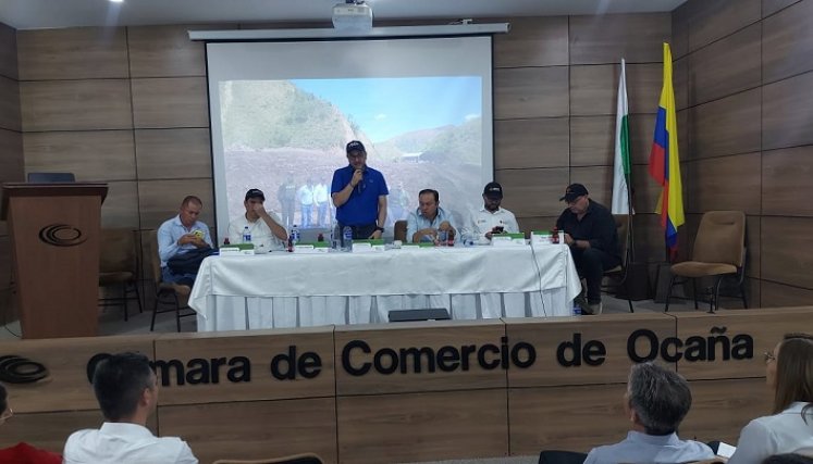 Maquinaria de Invías trabaja día y noche para evacuar todo el lodo. /Foto: Cortesía