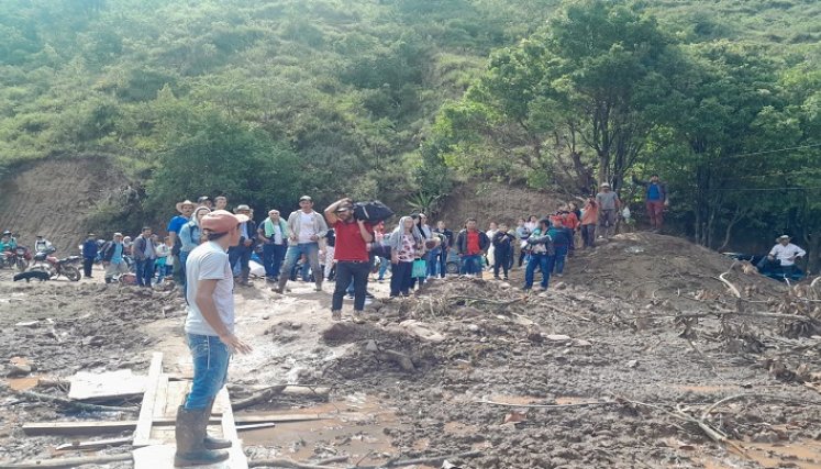 Sigue lloviendo en la zona del desastre natural y las personas en el afán de pasar arriesgan sus vidas en la vereda El Tarrita./ Foto: Cortesía.