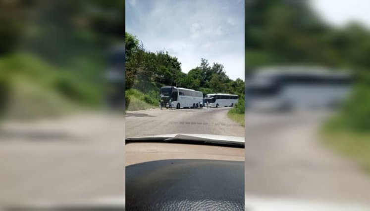 Vía hacia San Antonio es muy angosta para movilización de buses de dos pisos y ya se comenzaron a averiar en las vías.