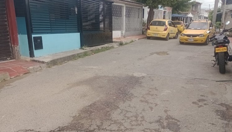 Junto al cuerpo quedaron pedazos del ladrillo con los que lo golpearon en la cabeza.