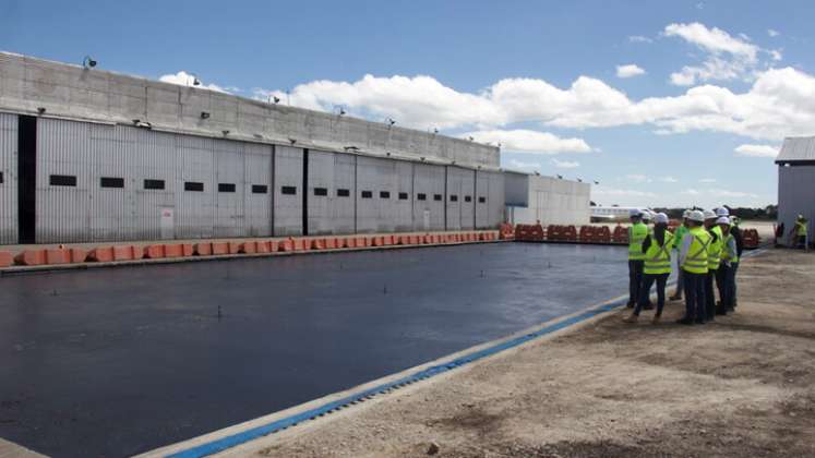 Así es la calle del aeropuerto El Dorado, pavimentada con plástico reciclado