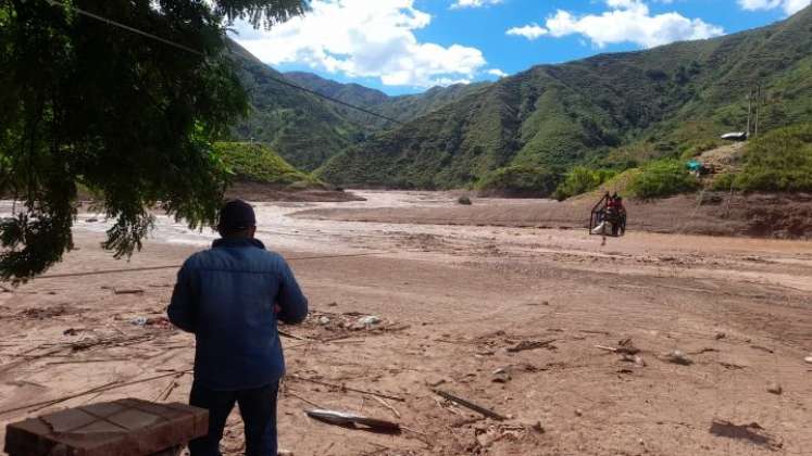 En El Tarrita crearon un teléferico artesanal para cruzar el río