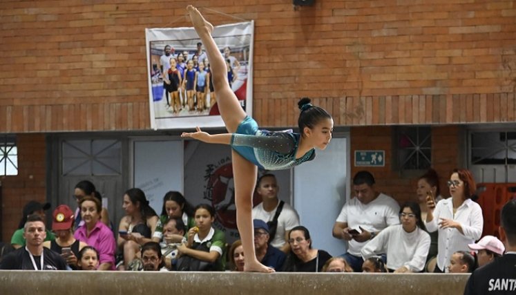 Las nuevas promesas de la gimnasia colombiana mostraron sus habilidades en los diferentes aparatos  