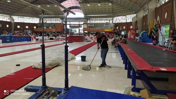 Con un pequeño amago de lluvia, en pleno campeonato, parecieron las goteras en el coliseo menor.