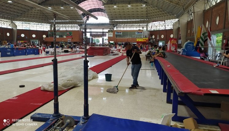 Con un pequeño amago de lluvia, en pleno campeonato, parecieron las goteras en el coliseo menor.