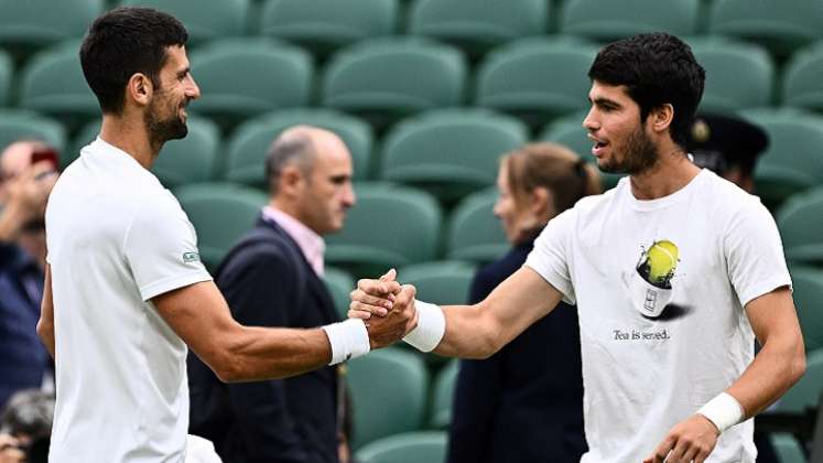 Novak Djokovic (izquierda) y el joven español Carlos Alcaraz en su primer duelo en Wimbledon.