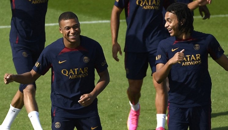 El delantero Kylian Mbappe, tiene en jaque el París Saint Germain. 