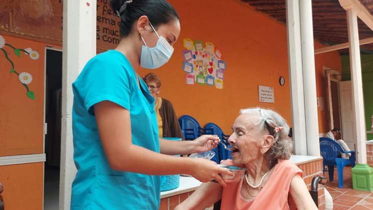 La hermana Mónica censura la actitud de los delincuentes y pide que no se aprovechen de las necesidades de los adultos mayores. / Foto: Javier Sarabia/ La Opinión