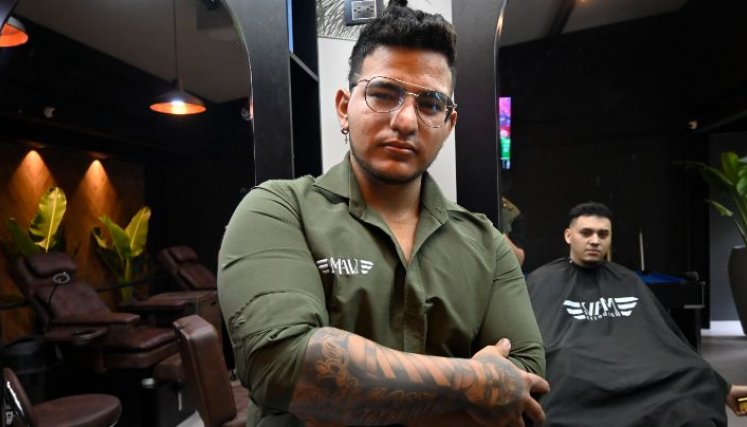 Aunque le han propuesto ser profesor para enseñar a otros jóvenes sobre este arte, dice no sentirse aún preparado para dar ese paso./ Fotos: Jorge Gutiérrez / La Opinión 