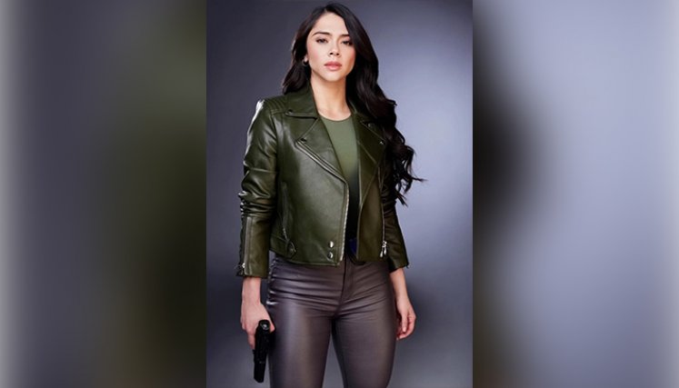 La talentosa actriz, bailarina y gimnasta, que interpreta a ‘Alex Bedoya’ actualmente vive en México. 