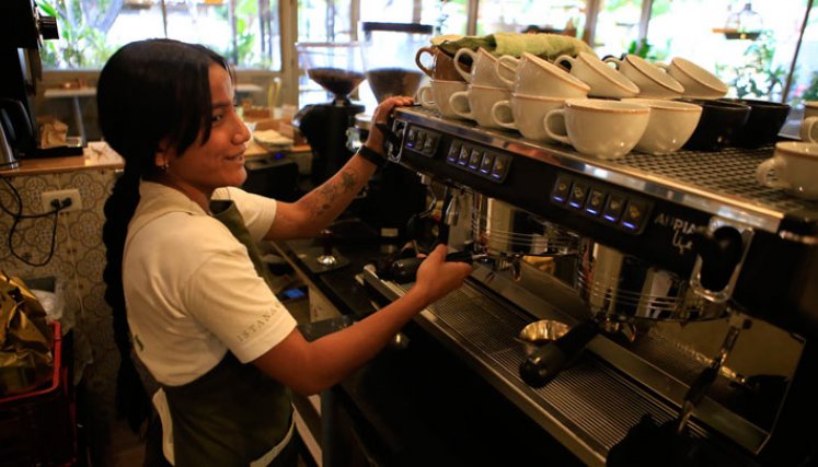Las personas migrantes y retornadas que se vinculan laboralmente aportan su talento y conocimientos a las empresas, mejorando su competitividad./ Foto: J. Cohen