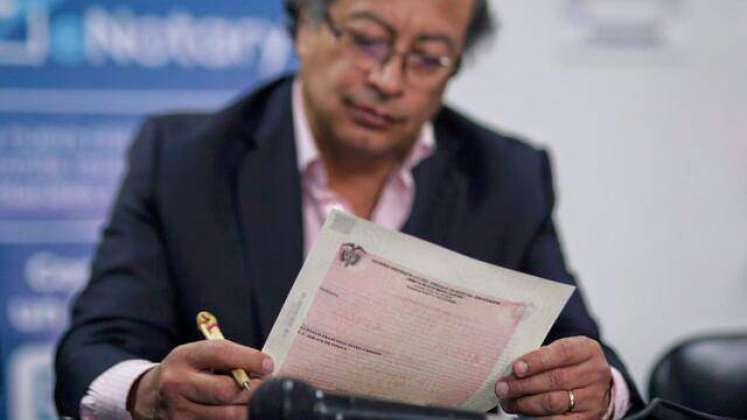 Firma del decreto con el Eln