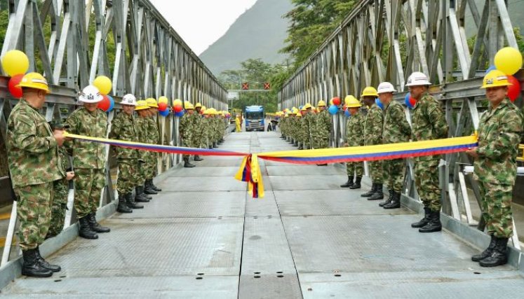CON PUENTE MILITAR REABREN VIA AL LLANO BOGOTÁ VILLAVICENCIO TRAS TRAGEDIA EN QUETAME . 