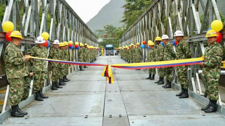 CON PUENTE MILITAR REABREN VIA AL LLANO BOGOTÁ VILLAVICENCIO TRAS TRAGEDIA EN QUETAME . 