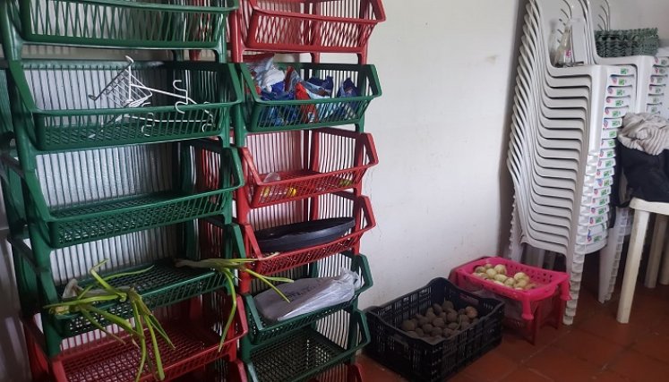 Los vándalos forzaron la chapa y rompieron vidrios para ingresar al plantel educativo dejando sin almuerzo a 113 menores de edad. / Foto Cortesía