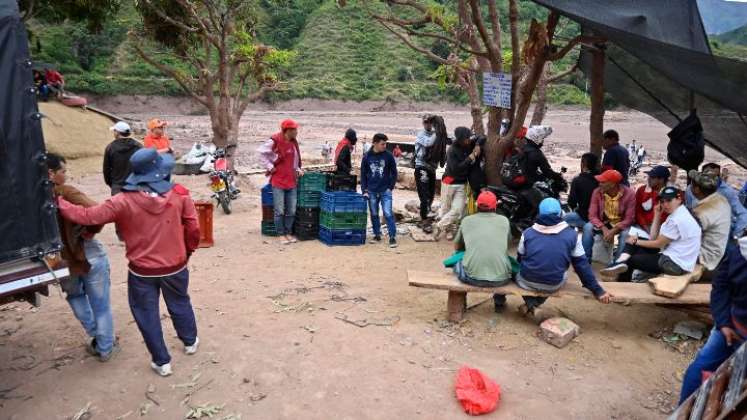 Sentados a una orilla de lo que fue su pueblo, los damnificados de El Tarrita siguen esperando la ayuda del Gobierno/Foto Jorge Gutíerrez/La Opinión