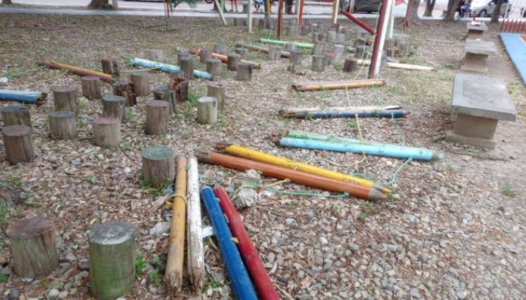 En muchos parques el mobiliario de los juegos infantiles está destrozado./Foto Orlando Carvajal/La Opinión