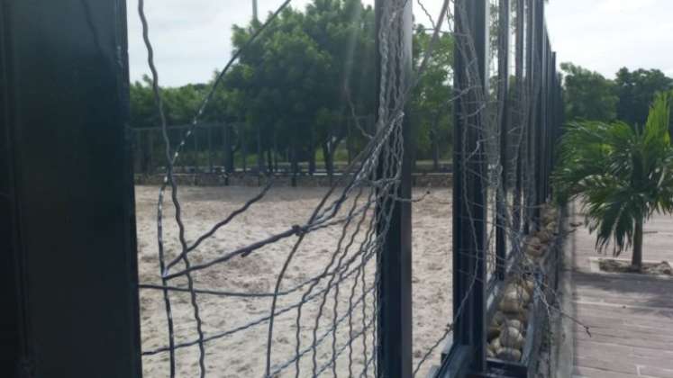 Malla que encierra la cancha de fútbol arena del Parque Playa está destrozada en varios tramos./Foto Orlando Carvajal/La Opinión