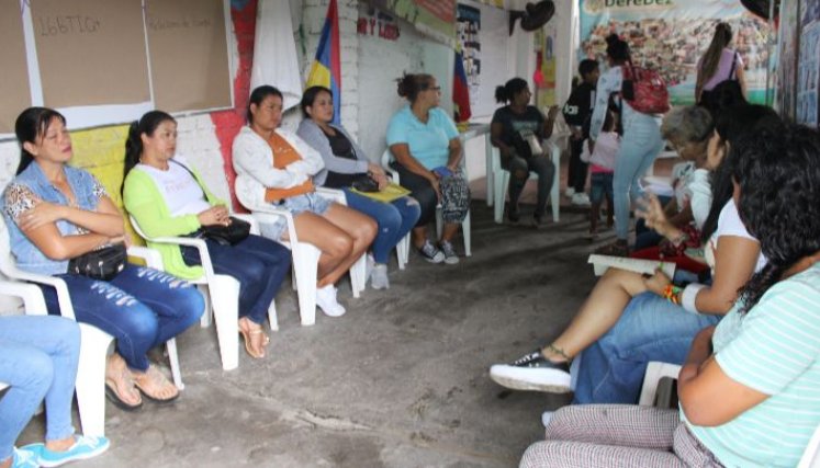 Hombres y mujeres de La Parada se unen a las actividades de tejido.