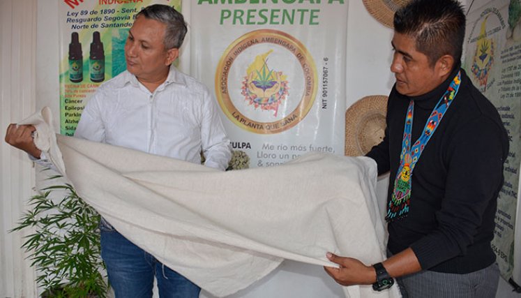 Alirio García y Nelson Torres tienen en sus manos la tela de cáñamo elaborada por ellos, con apoyo del SENA de Antioquia./ Fotos Leonardo Favio Oliveros/La Opinión