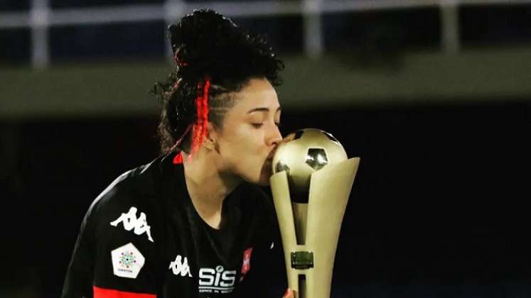 La futbolista nortesantandereana Paola Andrea García Cáceres, festejó su primer titulo  de la Liga femenina con Santa Fe.