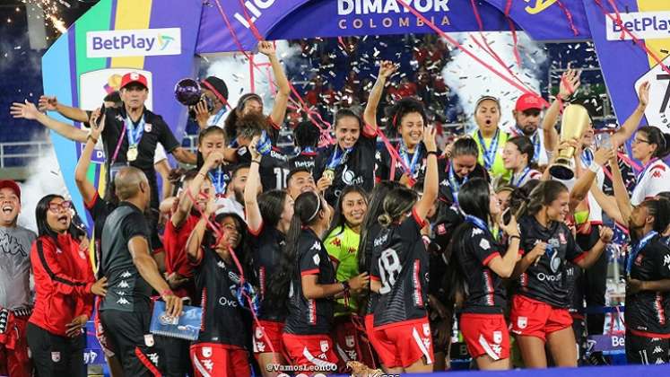    Paola Andrea García, antes de llegar al fútbol  profesional  y ser campeona, se  inició  en el microfútbol.