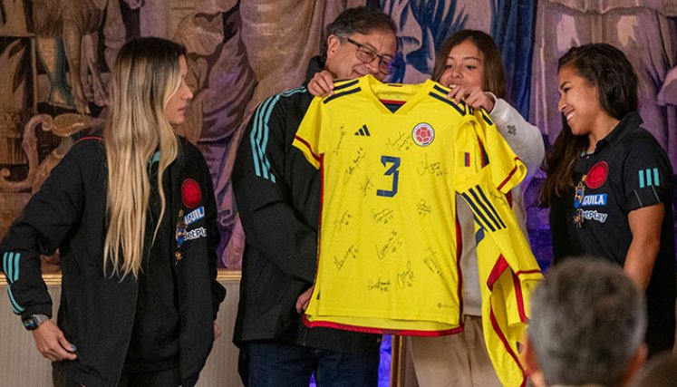 Gustavo Petro, Selección Colombia femenina. 