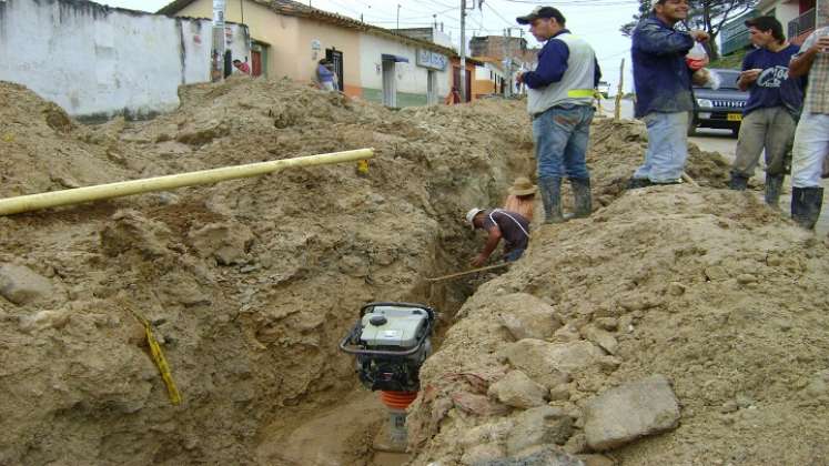 Los integrantes de la comunidad adelantan las excavaciones y adecúan las acometidas. /Fotos Cortesía.