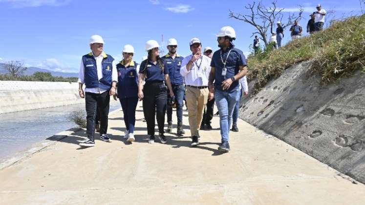 Directivos de la Undgrd caminan por una de las orillas del inaugurado tramo del canal Bogotá./Foto Jorge Gutíerrez/La Opinión