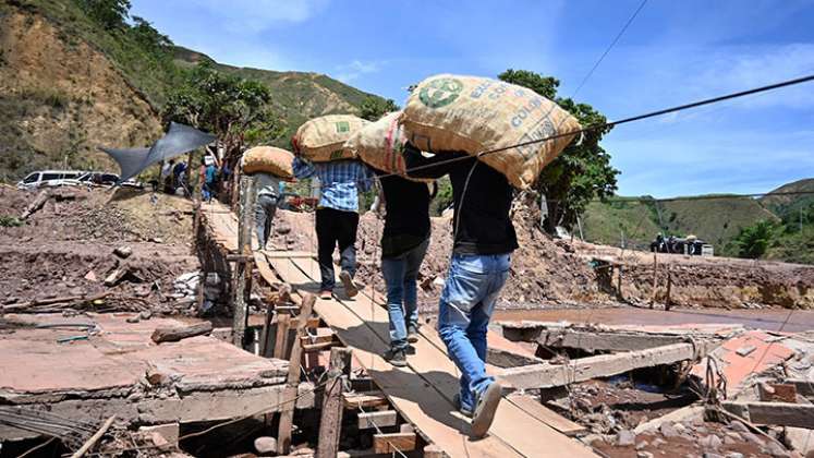 Más de dos meses lleva cerrada la vía Cúcuta-Ocaña, que conecta con la costa del país, a la altura de El Tarrita, por un deslave. Foto Jorge Guitérrez-La Opinión