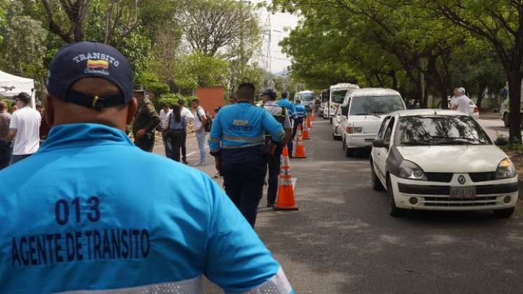 Medición de aire a vehículos públicos y particulares/Foto cortesía/La Opinión