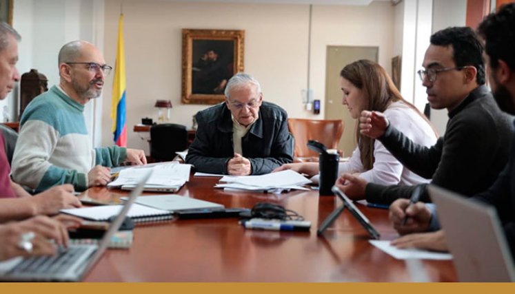 El ministro de Hacienda, Ricardo Bonilla, y su equipo técnico, ultiman detalles del proyecto del Presupuesto General de la Nación 2024. / Foto Cortesía
