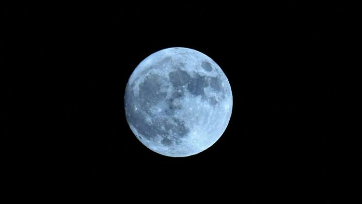 Superluna azul en Guwahati, India. Foto: Biju Boro / AFP.