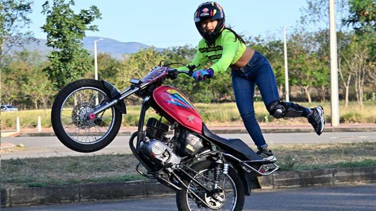 Veisy Natalia actualmente tiene 2 motocicletas, una AX100 que fue con la que empezó en el stunt y una DT125 producto de las ganancias en sus shows. 