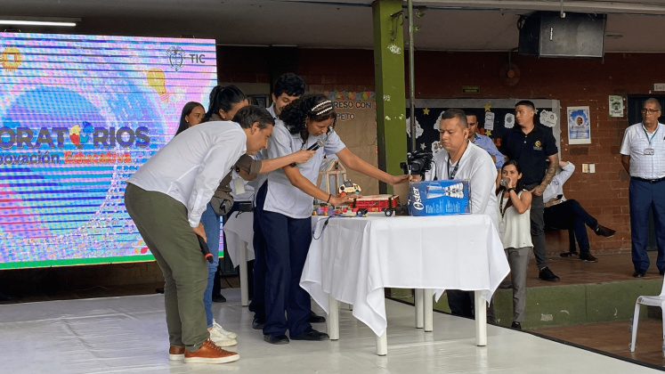 El ministro observa los proyectos tecnológicos de los estudiantes