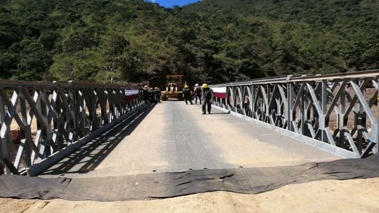 El puente, en el sector El Turco, está diseñado para resistir hasta 52 toneladas para todo tipo de vehículos./Fotos La Opinión